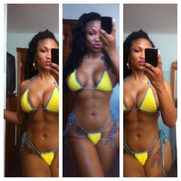 allthickwomen:  Kyra Chaos and her…abs  DAMNNNN ¡