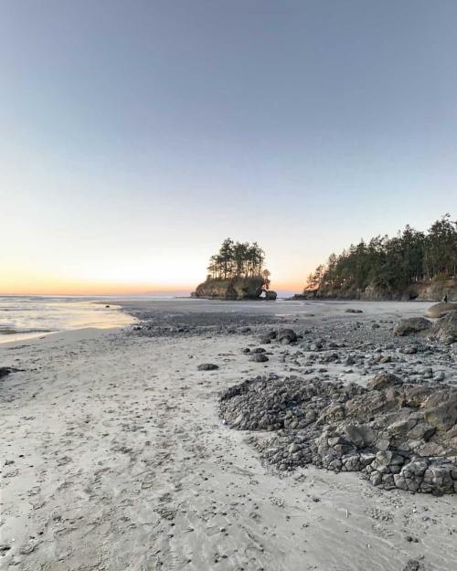 visitportangeles:  Sunsets at #SaltCreek with @loressamartin 🙌  #VisitPortAngeles https://instagr.am/p/CKmJuOkLkDK/