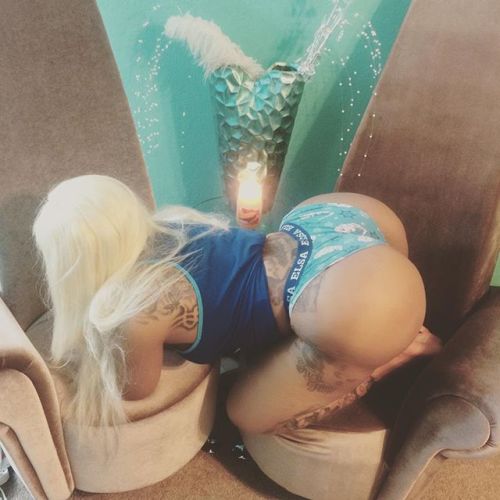 ratedthickent:  4B: BIG BUBBLE BOOTY BUNZ