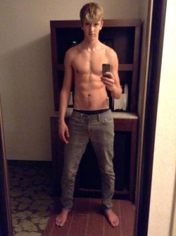 letmetakeadicpic:  gayhockeyboy:  Super hot guy #142  Nothing better than a guy showing off what he’s got! If you’d like to add your own submit or send them to letmetakeadicpic@gmail.com