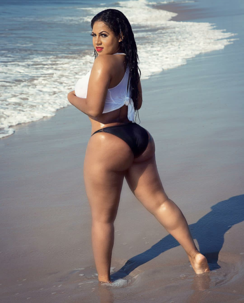 goood-thickness:She knows to turn arund