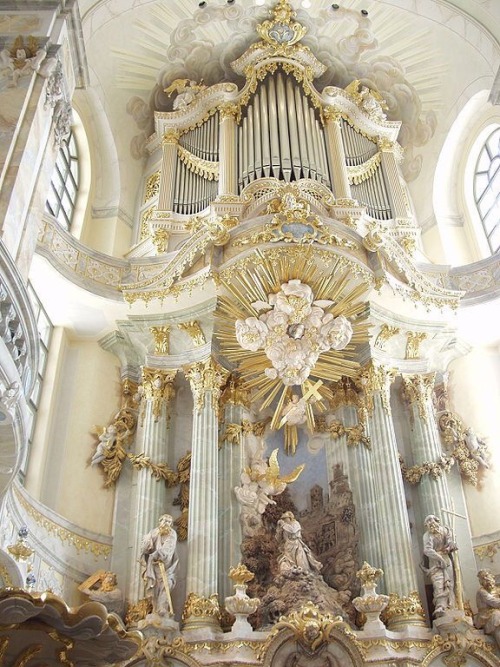 c0llar-bones: Organ in the Dresden Frauenkirche, rebuild in 2005 by Daniel Kern behind a reconstruct