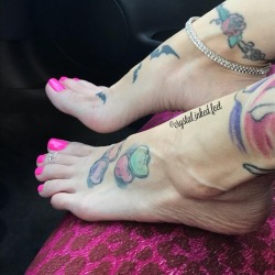 crystal-inked-legs:  Keep your eyes on the road😛 #toes #cutetoes #beautifulfeet #amazingfeet #beautifultoes #toerings #pieds #footbabe #higharches #pinktoes #footmodel #prettyfeetgang