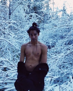 keiynanlonsdalesource:keiynanlonsdale A hoe never gets cold. (caption stolen from @ cevanstann on Twitter 💫❄️🌹)