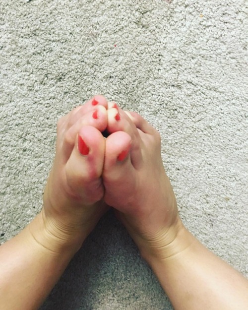 Tower of toes! #tallgirlsdoitbetter #instalongtoes #yingyangfeet #size12 #succulenttoes #wrinkledsol