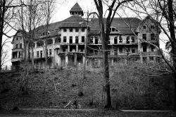 killer-facts:  An abandoned mental asylum