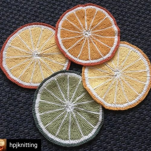 I really like the colours of these Citrus Fruit Potholders knitted by @hpjknitting The free #knittin