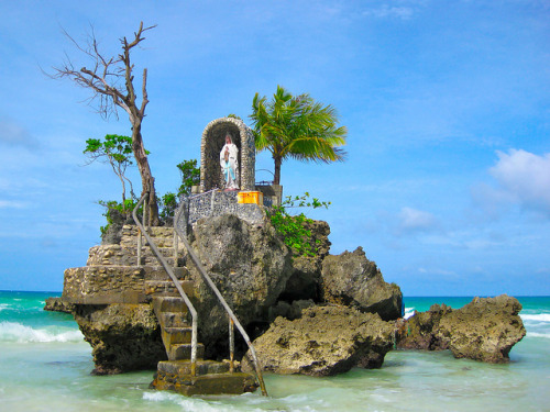 The Grotto at Willy’s Rock in Boracay Islands, Philippines (by WOW Philippines).