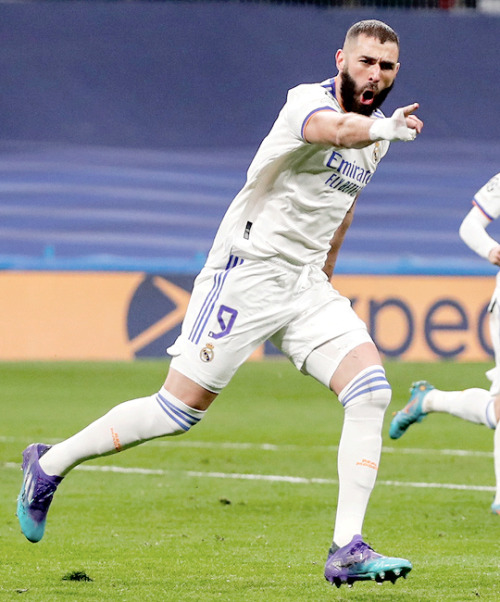 Karim Benzema of Real Madrid celebrates 1-1 during the UEFA Champions League match between Real Madr