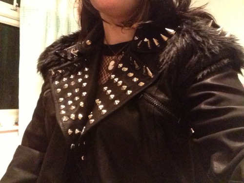 agh, this is my super hot girlfriend, rocking the leather! GO! Adore and praise her, as much as I do! 