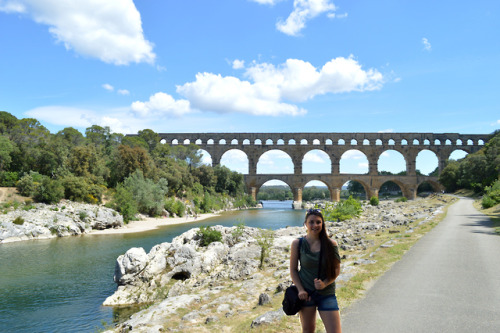 Le pont du Gard….Ce mastodonte de pierre (50.000 tonnes tout de même )  à été construit par l