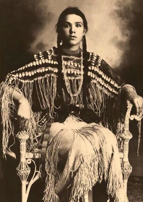 lotesseflower:sashayed:tikkunolamorgtfo:boredpanda:1800s-1900s Portraits Of Native American Teen Gir