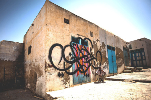 Artist eL Seed creates calligraffiti, turning drab walls to fabThroughout history, artists have ofte