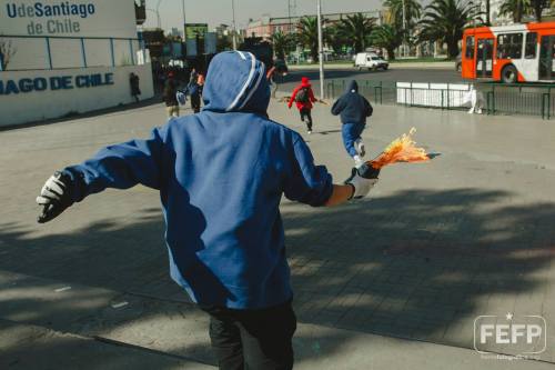 frentefotografico:  30 de Abril. Santiago, Chile. / Encapuchados cargan contra el carro Lanzaaguas que a diario vigila la entrada a la USACH.