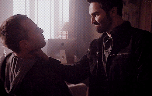 emrys90:  sinyhale:  sinyhale:  sinyhale:  derek hale vs chris argent  aka the scene