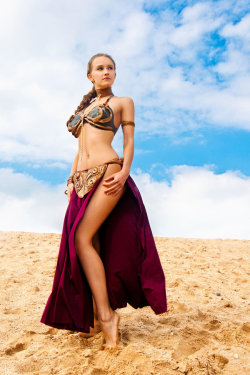 hotcosplaychicks:Leia by diacita 