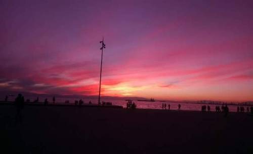 Με κάτι τέτοια χρώματα αξίζει να κοιτάς τον ουρανό. Παραλία Θεσσαλονίκης