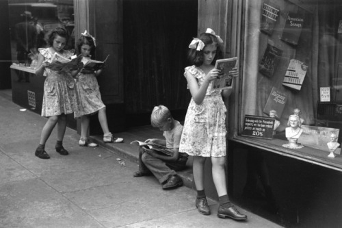 federer7:  “Comic book readers, New York City, 1947″ © Ruth Orkin Photo Archive