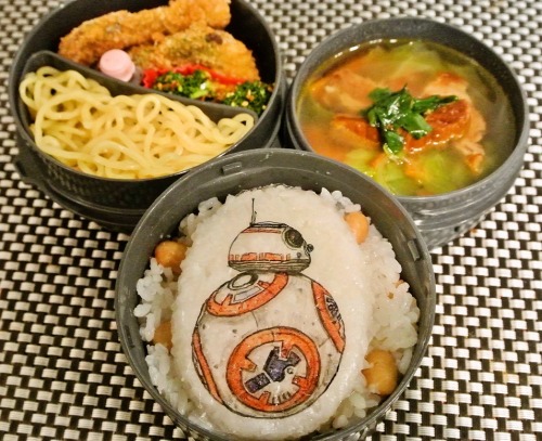 Amazing BB-8 on rice.  The blog post explains a bit of the how-to, but is in Japanese.