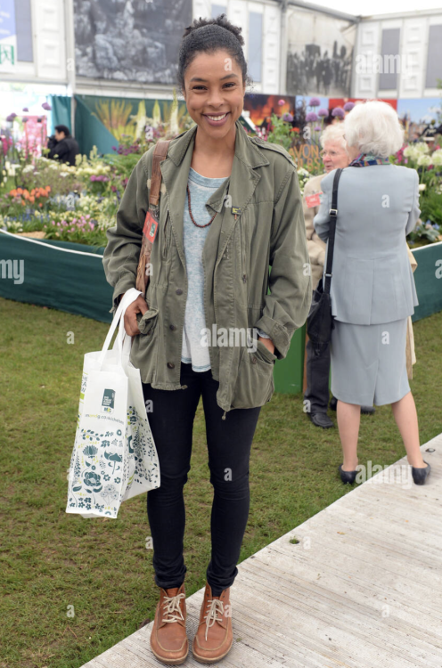 masterpieceofunderstatement:Here to stan Sophie regularly looking like a proper cute cozy queer at t