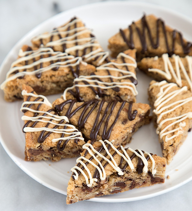 fullcravings:  Toffee Chocolate Chip Cookie Wedges