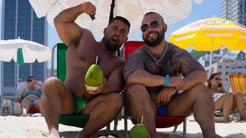 noodlesandbeef:  First real beach day.  Went to Copacabana, world famous for its perfect water, sand, breeze, and hotties…its reputation has turned it into a bit of a tourist trap.  The beach is completely packed…but that doesn’t detract from