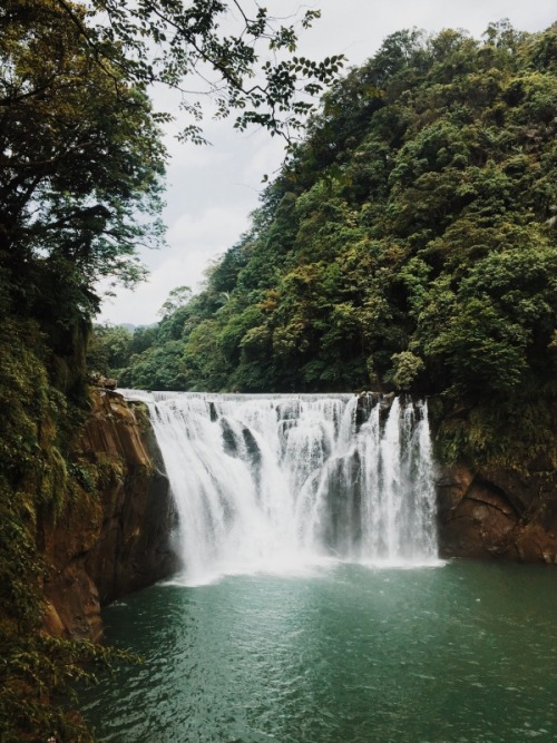 eliixur:“Shifen Waterfall, Taiwan.” by Iwaijun)