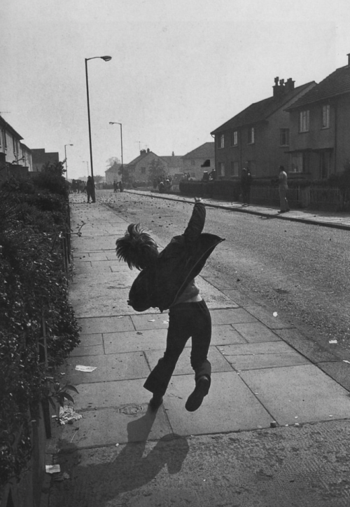 kvetchlandia:Gilles Peress     Young Boy Throwing Stones at British Soldiers During “the Troubles,” Belfast, Northern Ireland     1971
