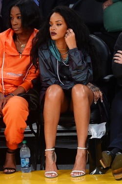 arielcalypso:  Rihanna at a basketball game