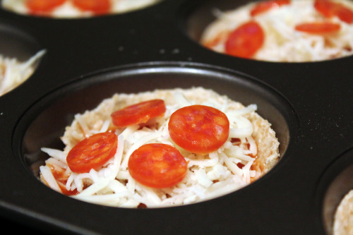 happychomp:  Mini Deep Dish Pizzas Since I’m in love with pizza, I was excited to try this recipe out with small “deep dish” pizzas that were also healthy! :) Ingredients: Whole wheat tortillas Pizza sauce Shredded mozzarella cheese Mini turkey