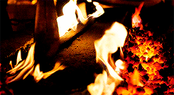 feestje:  Tywin Lannister melting Ned Stark’s sword to Lannister steel while burning wolf pelts with the Rains of Castamere playing in the background before the intro tune even starts (◡‿◡✿) 
