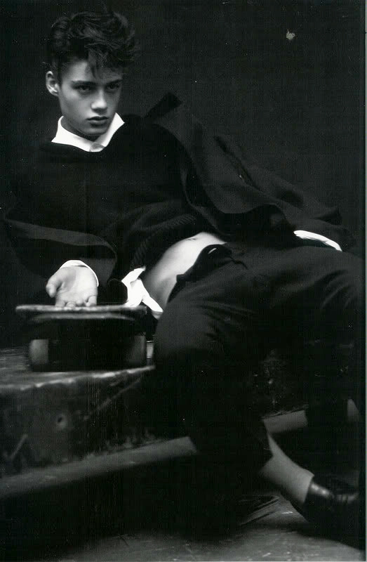 pilipi:  the psykick dancehallarena homme+ s/s 2006ph: willy vanderperremodel: mael