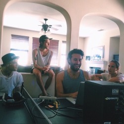 thenbhd-blackwhite:  Look!! They’re doing something productive I think!!!!!!!!  May 31st 2015