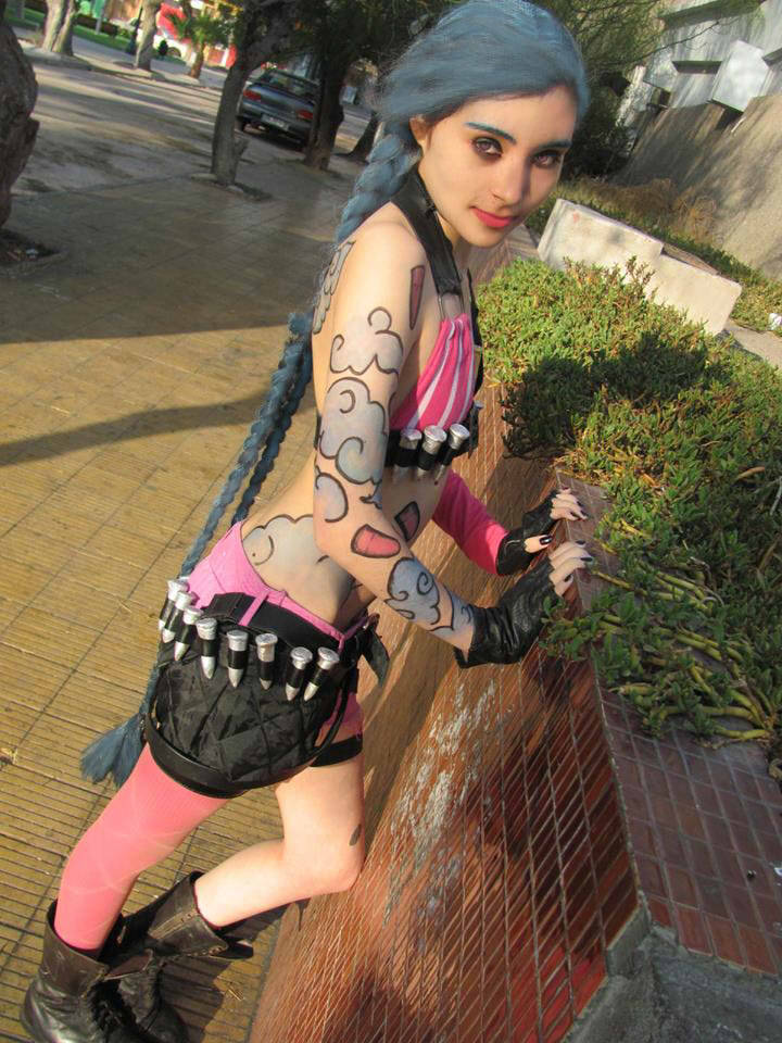 league-of-legends-sexy-girls:Jinx Cosplay