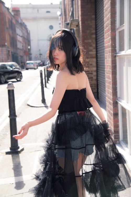 soimort:  加藤玲奈 - Twitter - Wed 14 Mar 2018  写真集の表紙と裏表紙公開✨✨✨✨ 小嶋さんにアドバイスを頂き、秋元先生にも相談させて頂いてこの写真を表紙にする事にしました🙇🏻‍♀️