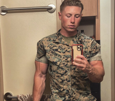 tattoosteroidlover-deactivated2:This is what a real man looks like. A juiced patriot PROUD to serve his country!