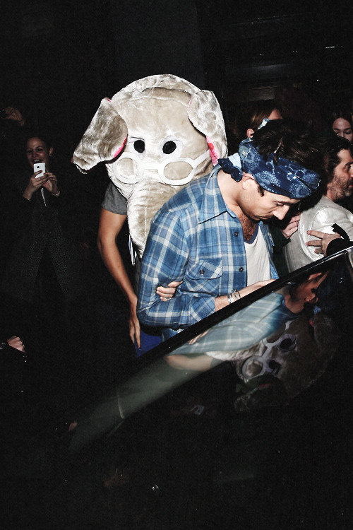 donthaz:   Harry leaving the Groucho club in London tonight. (+) 