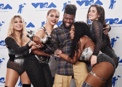 normanisource:Fifth Harmony &amp; Khalid pose in the press room during the 2017 MTV Video Music 