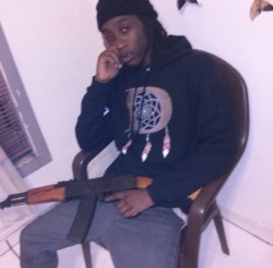 kush-and-sizzurp:  Simmie wit the choppa