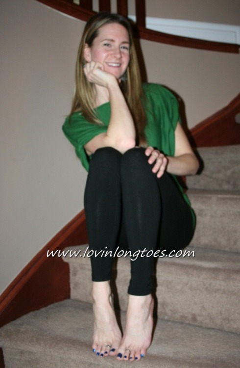 canadianfootbabes:Saffron at www.lovinlongtoes.com