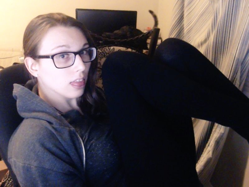 lil-uni:  A hoodiegirl and some feets