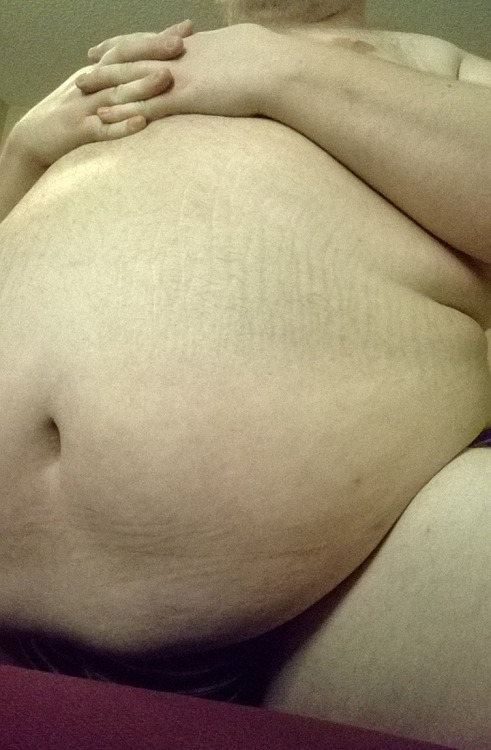 kumafeet:  gordo4gordo4superchub:  goldielocksthebear:  Thanksgiving post-dinner  Mmmmmmm yummy  That’s a mighty big belly :)   yum