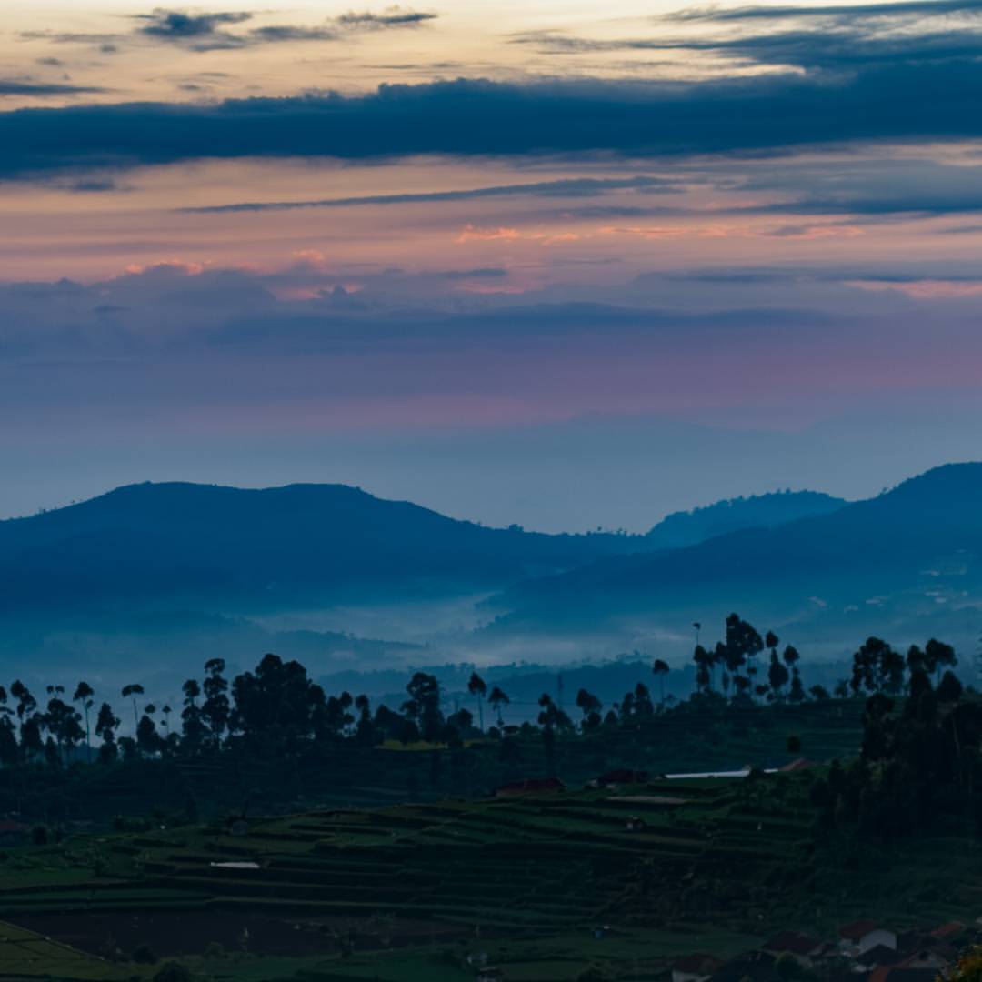 Good morning, world.  #goodmorning #landscape #mountains  (at Glamping Legok Kondang