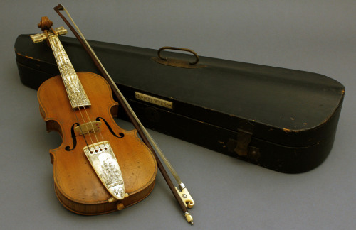 ltwilliammowett:  Naval themed scrimshaw violin and with case, possibly made by Daniel Weeks 1835-18