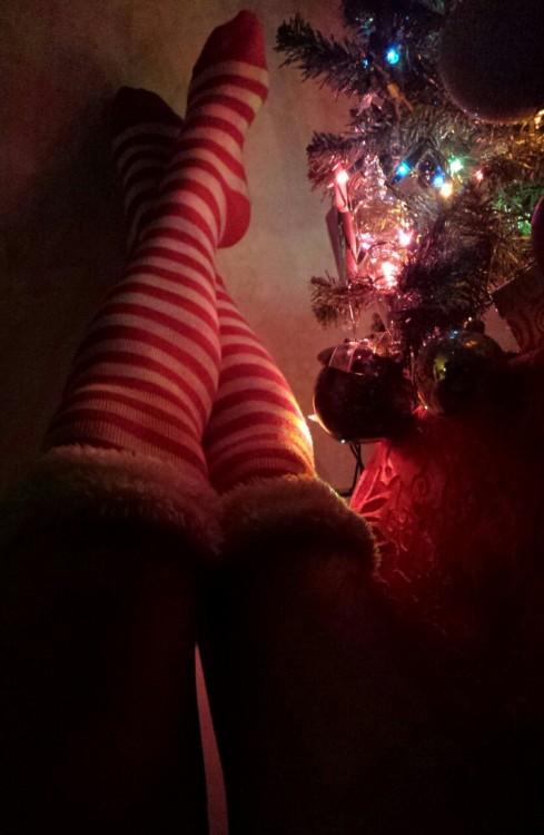 swayisme:  Merry Christmas Eve!!  Ladies and Dommes,  Gentleman and Sirs,  and of Course all my  favorite subs/littles!   May your Holidays be Bright! 🎄🎆