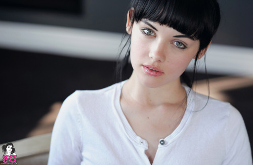 pleasegoddont: La ultra hermosa Mellisa Clarke en Suicide Girls en su set What is real. ¡qu&ea