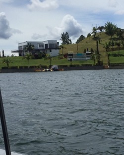 We went fishing and saw a bunch of celeb’s fincas including James a soccer player from Colombia’s National team.   #fishing #captaincolombia #famousfincas #Guatape #fishingseason2017  #fishingfortrout  #Colombia #SouthAmerica #🇨🇴 #lost #lostnachos