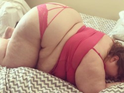 lovelyelizabeth29:  How I spend my days 💕😍 just loving all of my chunky self! And I can not explain how much it helps to have a bomb ass live in photographer!! @mojo_xo you my boo for life! #chunkygoodness #thankful #justlovinallofme #prettyinpink