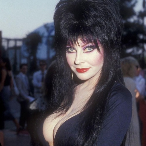 Hello darling #queenofhalloween #elvira #elviramistressofthedark #emotd #elviramotd #hero #fridaythe