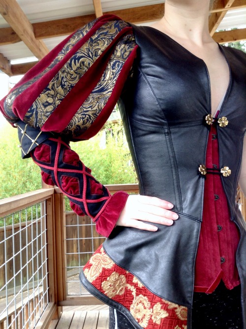 enayla:I’m about halfway done with my Anna Henrietta cosplay, so it’s time to document some progress